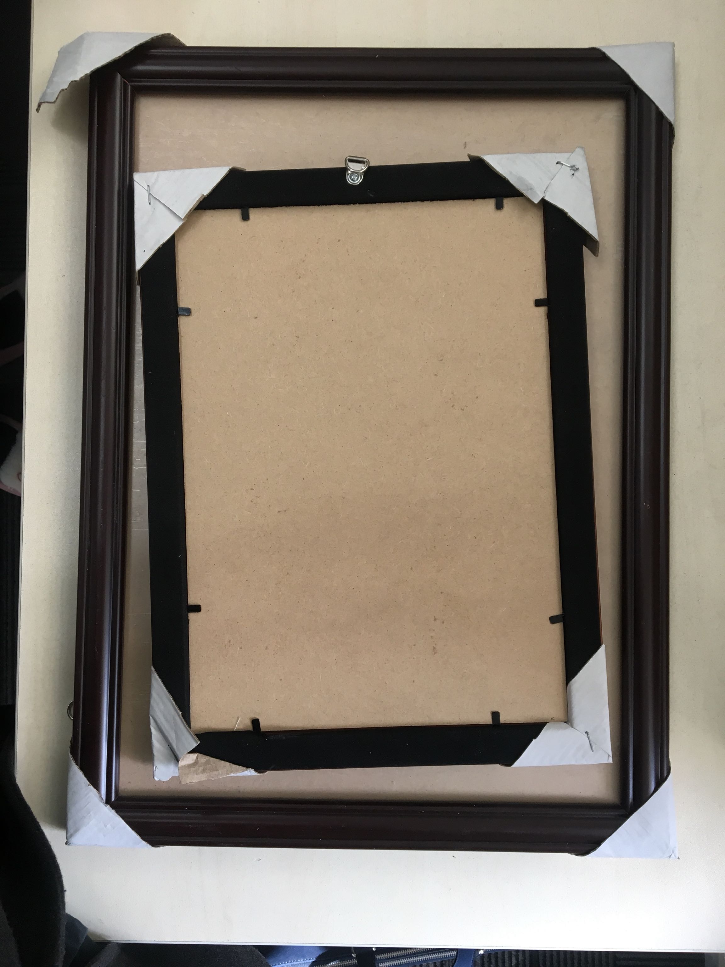 每季采购一次,每次1000套,实物如图,背后装吊钩,相框板材背面用黑色