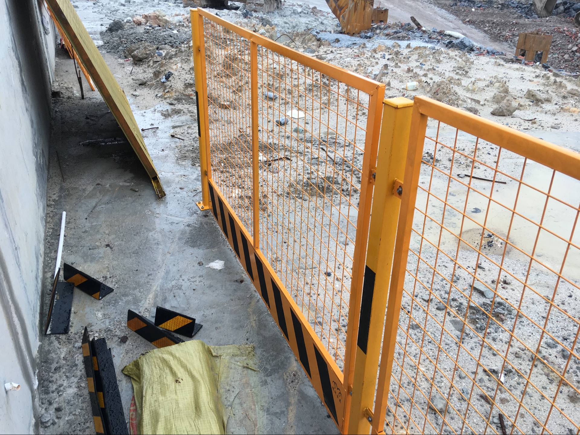 基坑防护栏杆     见附图每片含1个 立柱一个网片必须达到12kg以上