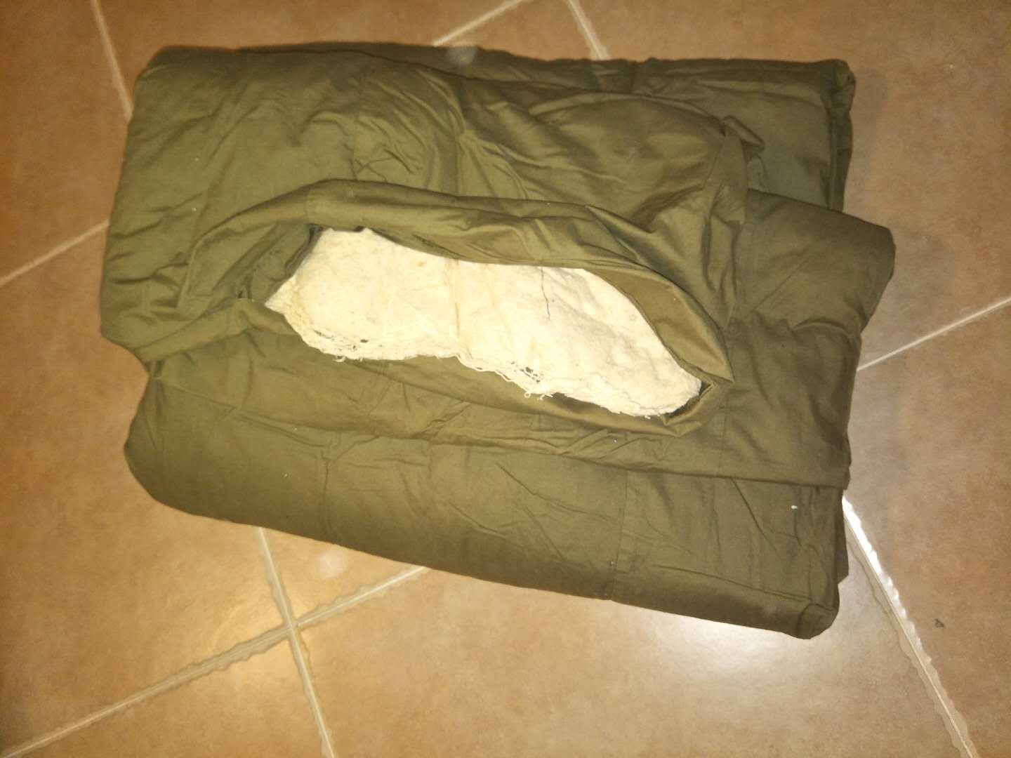 5*2m,中间棉絮为白色,黑心棉不行,望个商家报价时候注意.