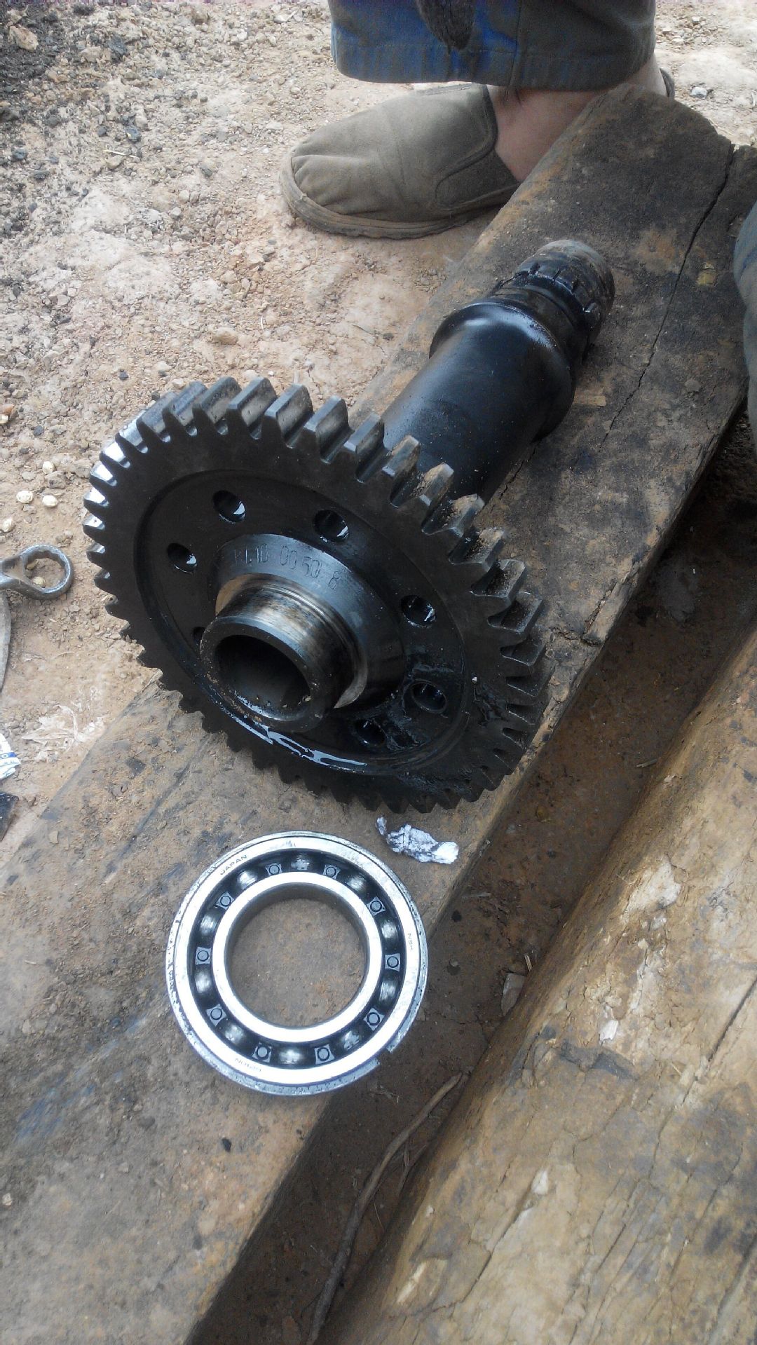 齿轮轴     此配件为柳工zlc50c装载机变速箱配件,变速箱型号为42c